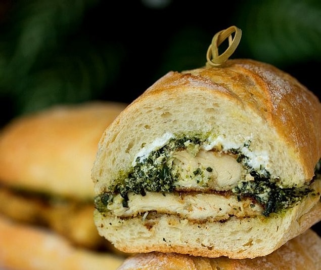 7. Tadı damağınızda kalacak: Pesto Soslu ve Tavuklu Sandviç