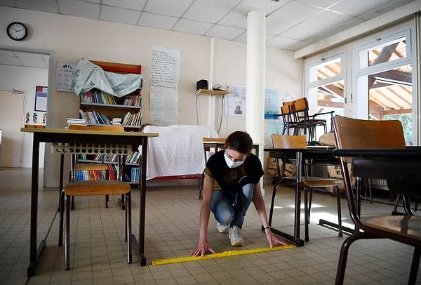 2. Fransa 'Clairefontaine-en-Yvelines'teki bir ilkokulda sosyal mesafeyi anlatmak için kurulan bir sınıf.