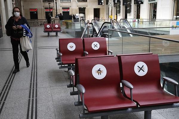 4. Paris'teki 'Saint-Lazare Tren İstasyonu'nda sosyal mesafeyi korumayı amaçlayan bekleme koltukları.
