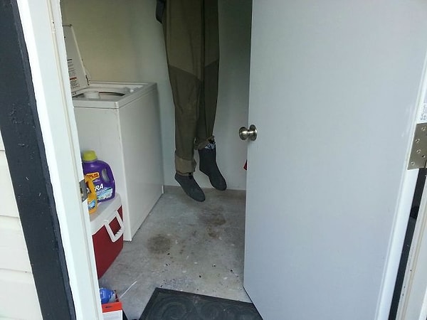 8. Сосед сушил свою рыбацкую одежду. Пришлось добавить еще мои штаны к стирке...