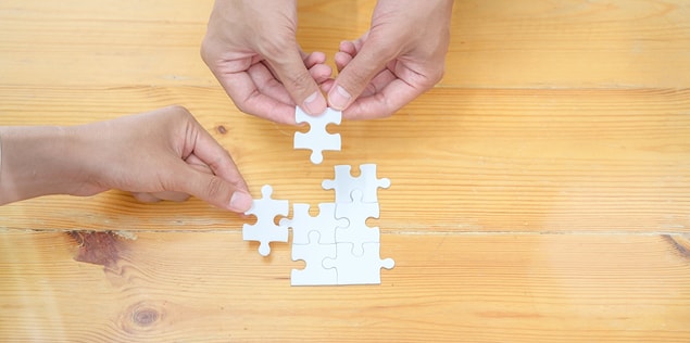Puzzle'a köşe parçalarını yerine oturtarak başlayın.