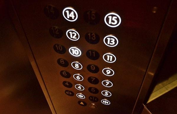 3. Asansör durduktan sonra acil durum düğmesine basın.Eğer bu buton yoksa kapıya vurun veya yardım almak için bağırın.