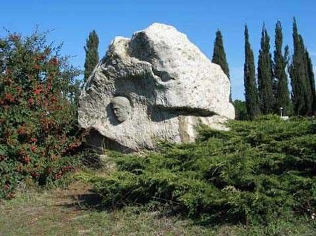 Bithynia Krallığı altında yaşarken Bursa şehrinin kurucusu olduğu da düşünülen ve hatta şehre ilk olarak su şebekesini getirttiği rivayet edilen Hannibal Barca'nın mezarının yeri bilinmiyor.