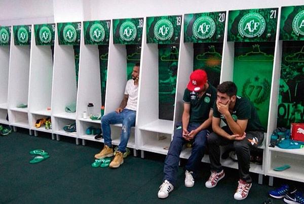 5. Brezilya futbol takımı Chapecoense'nin takım oyuncularına ait bu fotoğraf, 2016 yılında aynı uçağa binen takımdaki neredeyse herkesin ölmesinin ardından çekilmişti. Bu kişiler ise o uçağa binmeyen oyuncular...