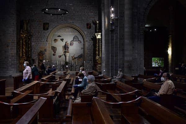 22. İspanya'da bulunan bu kilise dua eden insanların aralarına sosyal mesafe koymaları konusunda çok katı davranıyor, uymayanlara ceza kesiliyor.