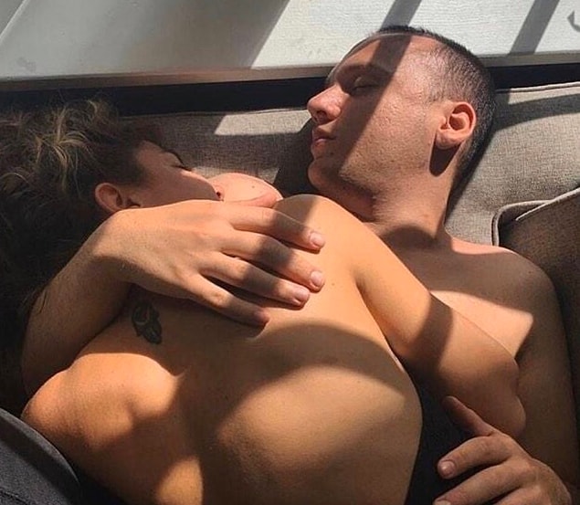 "☀ Yazdır artık!" notuyla beraber bir kadınla sarmaş dolaş olduğu fotoğrafını paylaştı.
