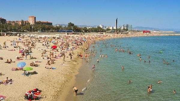 Barcelona sahilleri yarın itibarıyla güneşlenmek için açılıyor