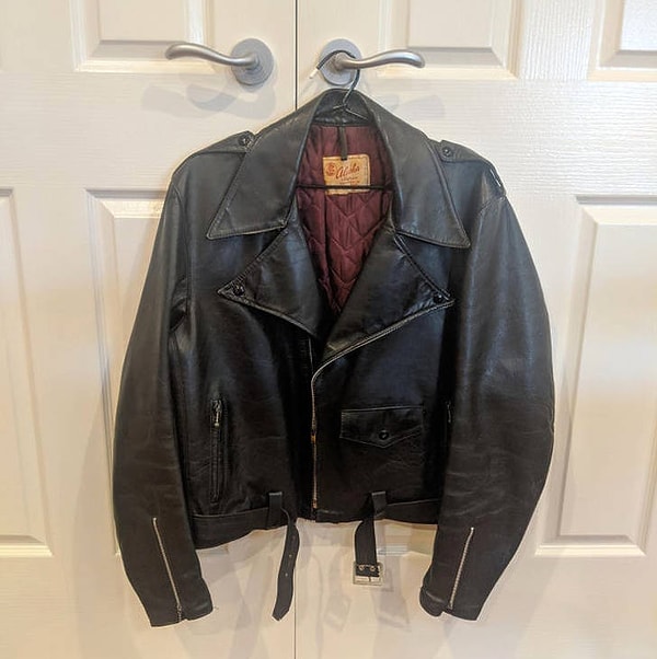 2. «Мой папа купил эту кожаную мотоциклетную куртку 40 лет назад. Я просто нанёс на нее немного лака для кожи и смазал молнии. Теперь ее не отличить от новой!»