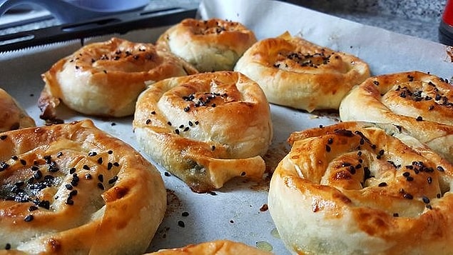 4. Kokusu bütün evi saracak: Ispanaklı Gül Böreği