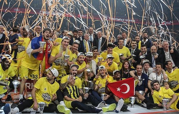 Aziz Yıldırım'ın başkanlık döneminde Fenerbahçe voleybol kadın ve erkek takımları hem dünya hem de Avrupa şampiyonlukları yaşadı.
