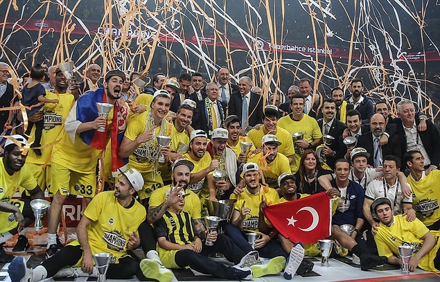 Aziz Yıldırım'ın başkanlık döneminde Fenerbahçe voleybol kadın ve erkek takımları hem dünya hem de Avrupa şampiyonlukları yaşadı.