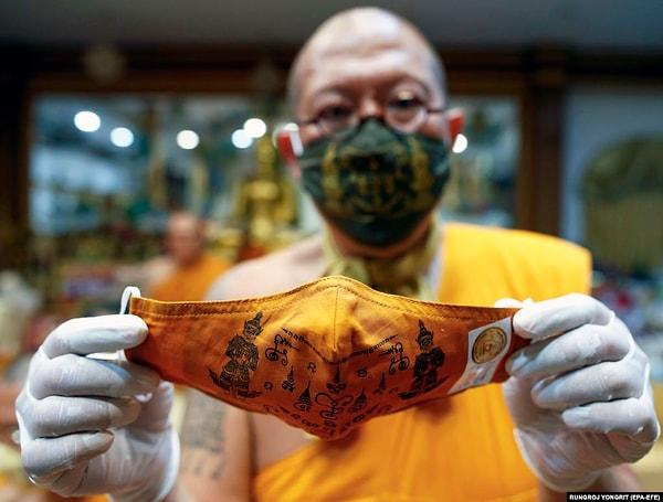 7. Tayland'daki Budist tapınaklarında kullanılan maskelere, koruyucu olduğuna inanılan işlemeler eklenmiş.