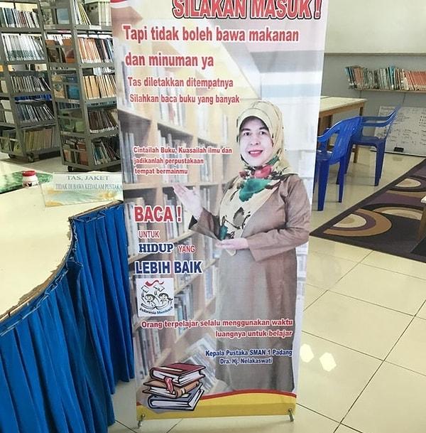 6. "Okulumdaki kütüphanede çalışan görevli, insanlara hoş geldiniz diyebilmek için kendisinin de bulunduğu bir poster yaptırdı."