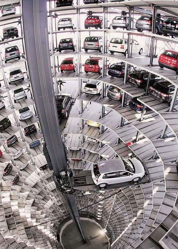 Oysa Tokyo'da arabaların daha az yer kaplaması için de asansörlü park alanları gibi yenilikçi çözümler var.