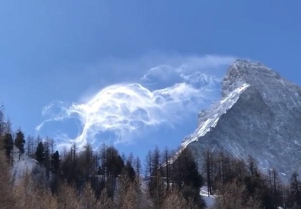 9. Bulut gibi duruyor değil mi? Aslında rüzgar etkisiyle dağdaki karın uçuşmasıyla oluşan bir görüntü: