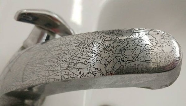 14. «Коррозия на этом водопроводном кране выглядит как карта».