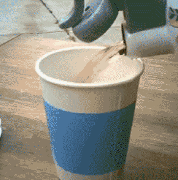 Kağıt bardaklar da ince bir plastik tabakası ile kaplıdır.