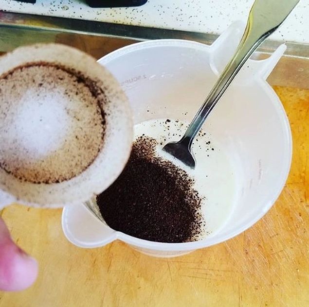Waffle hamuruna yanlışlıkla kahve telvesi döken baba: