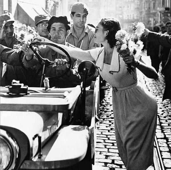 4. Halk İstiklal Caddesi'nde Kore'den dönen Türk askerlerini karşılarken, İstanbul, 1951.