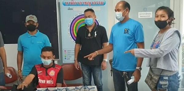 Hırsız, Tayland'ın Nonthaburi şehrinde yaşayan insanlardan polise gelen çalıntı terlik şikayetlerinin artması üzerine bulundu.