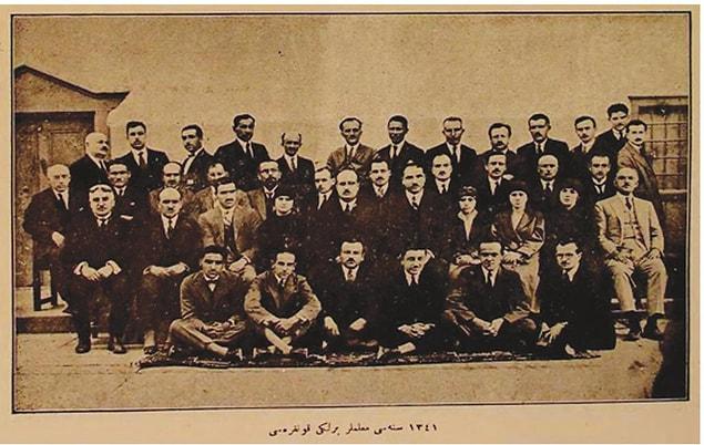 1921'de kurulmuş olan Türkiye Öğretmenler Birliği, ilk genel kongresini 1924'te yapar ve Cumhurbaşkanı Gazi Mustafa Kemal de konuklar arasındadır.