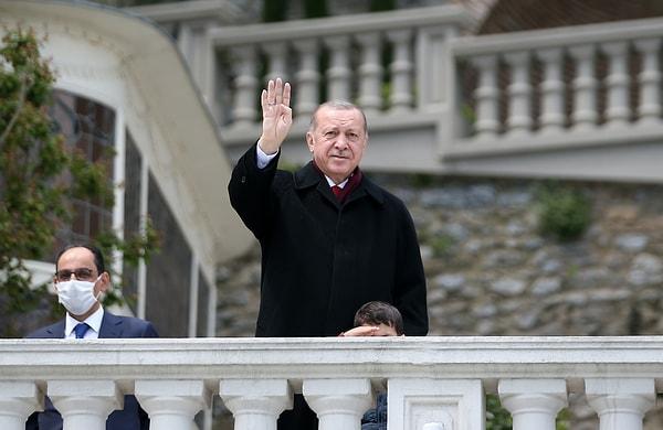 Erdoğan, sirenler eşliğinde geçen teknelere el sallayarak karşılık verdi.