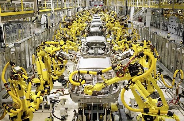 9. Japonya'da 30 gün boyunca denetlenmeden çalışmaya devam edebilen bir fabrika vardır. Bu fabrikada robotlar 24 saatte 50 robot üretirler. İnsan varlığına hiç gerek duyulmaz.