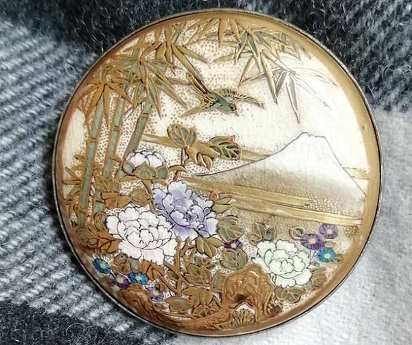 4. «Японская брошь периода Мэйдзи. Я использую ее, чтобы пристегивать шарф”