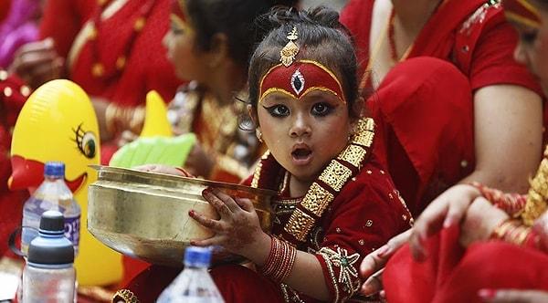 Kumari, Nepal geleneğine ait bir tanrıça. Fakat bu tanrıça bildiğimiz tanrıçalardan değil.