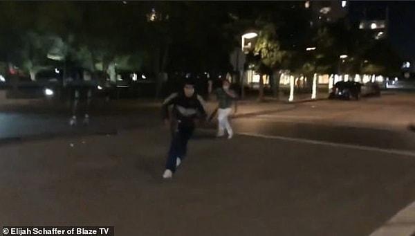 Videonun ilk saniyelerinde elinde pala benzeri kesici bir alet bulunan beyaz bir kişiye, protestocuların taş attığı görülüyor.