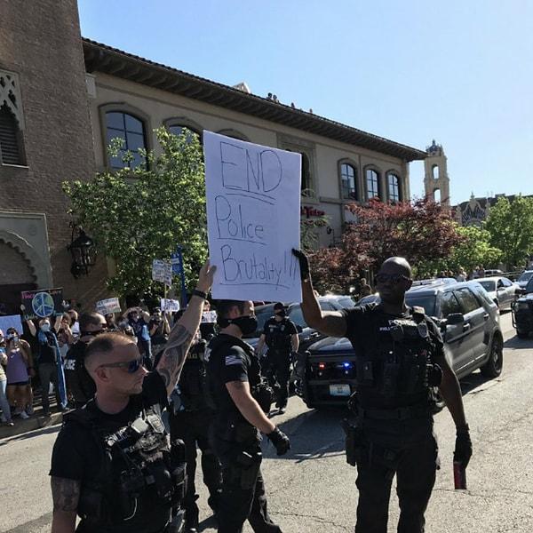 6. Kansas'daki polisler de protestolara katıldılar.