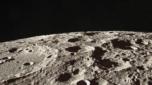 Politik ve ekonomik sorunların yanı sıra Ay'ın 4,5 milyar yıllık bir ölüm tuzağı olduğu, göz ardı edilmemesi ve hafife alınmaması gerektiği de vurgulanmaktadır. Ay'ın yüzeyi girintili çıkıntılı krater ve kayalardan oluşuyor. Bu durum da güvenli inişleri tehlikeye atabileceğini gösteriyor.