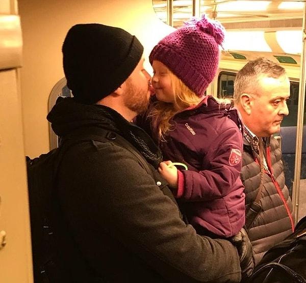 19. "Eşim, metrodayken kızımla benim bu anımızı fotoğraflamış. Mutluluğun resmi benim için başka bir şey olamaz."