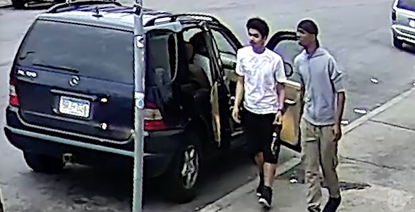 Сотрудники магазина звонят в полицию через 4 минуты, чтобы сообщить о ситуации. В заявлении, которое они нашли, говорится, что Джордж был "пьян" и не был "в состоянии контролировать себя.