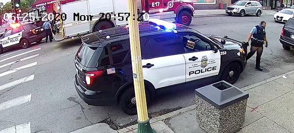 Несмотря на то, что Флойд полностью неподвижен, Шовин не поднимает колено, пока не прибыла скорая помощь.