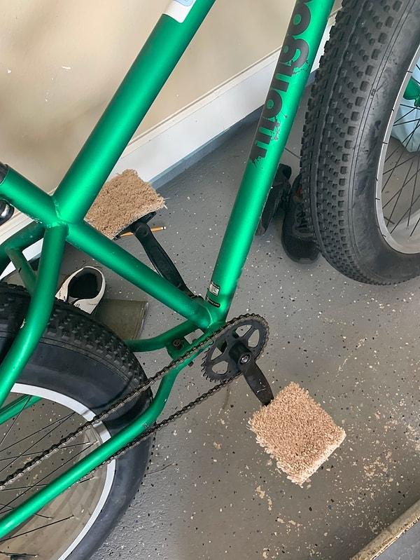 2. "12 yaşındaki oğlum bisikletinin pedallarına bu halı parçalarını takarak modifiye etmiş."