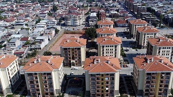 Türkiye'nin içinde bulunduğu ekonomik sıkıntılar nedeniyle ev sahibi olmak özellikle bu süreçte çok zor. Pahalı evler ve yüksek faiz oranları bu durumu daha da güç hale getiriyor.
