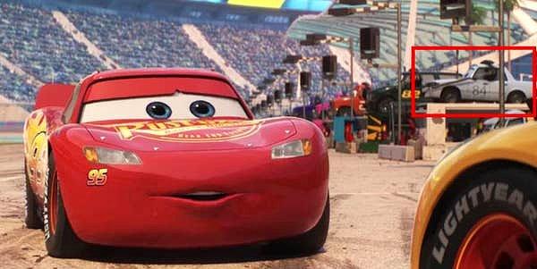 3. Arabalar filminde, McQueen'in arkasındaki yarış arabalarından birisi Apple tarafından destekleniyor ve 84 numara.