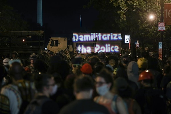 İlk zamanlarda şiddet eylemlerine dönüşen protestolar son günlerde daha sakin geçiyor.