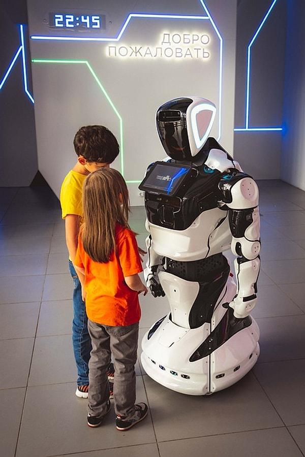 Eğitim için okula gitmemize gerek kalmadığını gördüğümüze göre, yeni dünya düzeninde öğrenciler yerine yapay zekalı robotlarımız okullarda yerimize geçebilir.