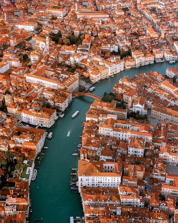 10. İtalya'nın Venedik şehrinin havadan görünüşü: