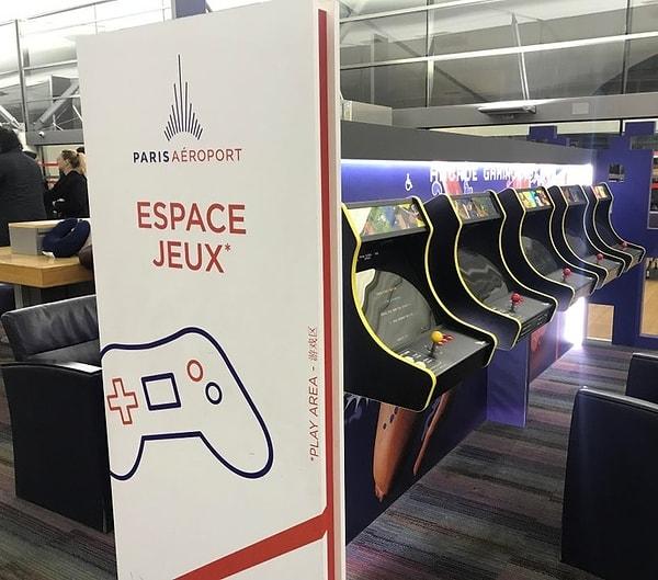 14. Zamanınızı keyifli geçirmeniz için ücretsiz oyun salonu inşaa eden Paris Havaalanı: