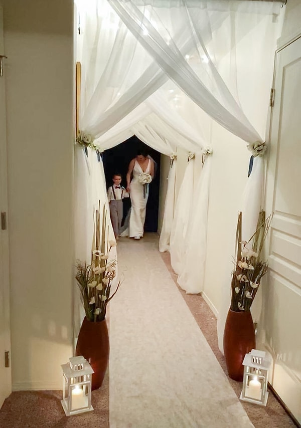 "Наша свадьба отменяется. У нас была свадьба в нашем доме."