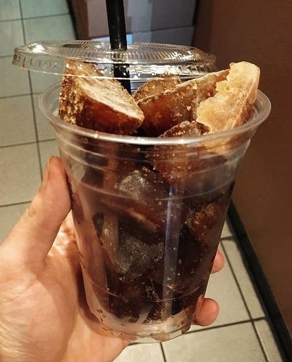 9. Кубики льда с кофе, приготовленные, чтобы холодный кофе не нагревался и не терял свой вкус: