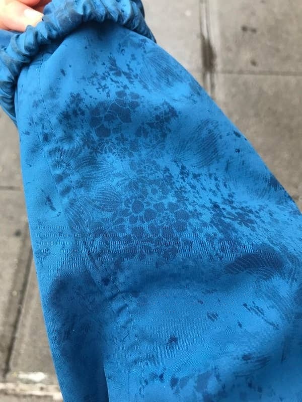 12. Плащ с узорами, которые появляются, когда вы промокаете: