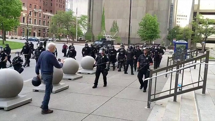 ABD Polisinin Protestoculara Uyguladığı Şiddet Görüntülerinin Derlendiği 3 Dakikalık Can Sıkıcı Video