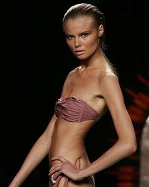 10. Fransız Model Isabelle Caro, 28 yaşında anoreksiyadan ölmeden birkaç yıl önce podyumda yürüyor.