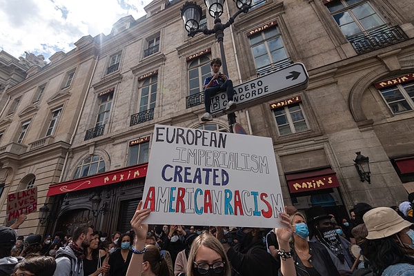 Fransa’da başkent Paris başta olmak üzere, Marsilya, Lyon, Nantes ve Lille gibi birçok büyük şehirde binlerce Fransız’ın katılımıyla, ırkçılığın protesto edildiği gösteriler düzenlendi.