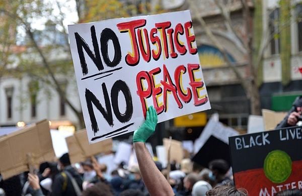 Avustralya’da da Sydney ve Brisbane başta olmak üzere birçok kentte meydanlarda ırkçılık karşıtı protestolar düzenlendi.