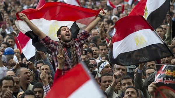 2011 yılında, Mısır'da Hosni Mubarak'ın iktidardan uzaklaştırılması ve Tunus'ta Zine el-Abidine Ben Ali'nin devrilmesiyle ateşlenen bir Arap Baharı Libya'yı sardı.